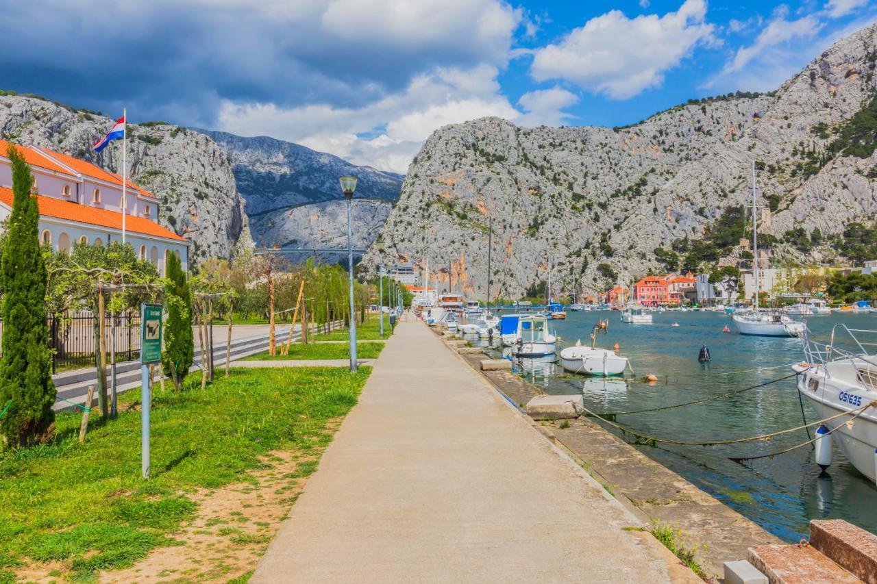 Apartamento Downtown Deluxe Omiš Exterior foto
